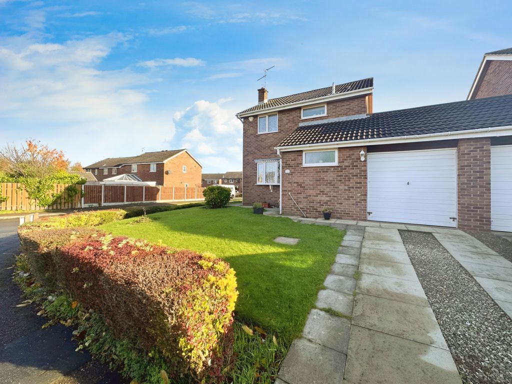 3 bed linkdetached house for sale in Lea Park Gardens, Leeds LS10, £