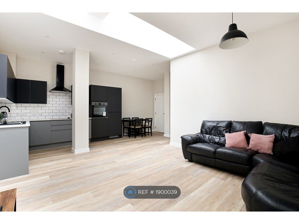 2 bed flat to rent in Kingsgate House, Kingswood, Bristol BS15, £1,350