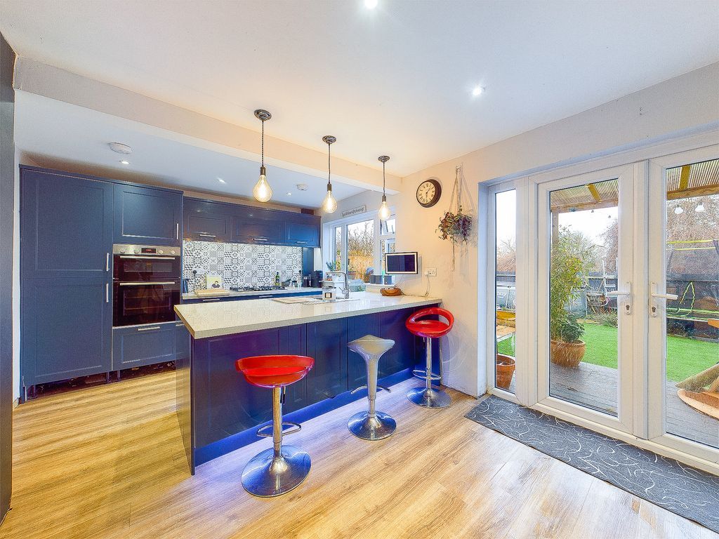 4 bed semidetached house for sale in St. Davids Road, Allhallows