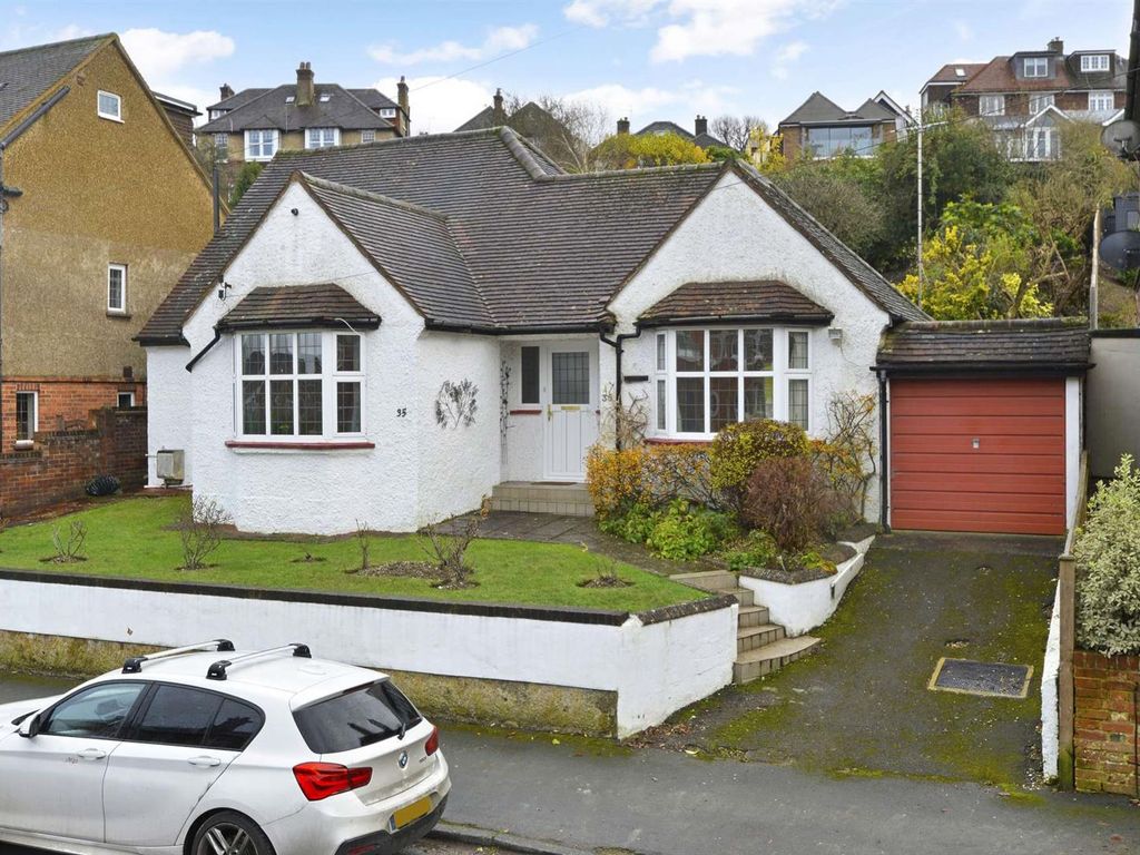 3 bed detached house for sale in Wodeland Avenue, Guildford GU2, £