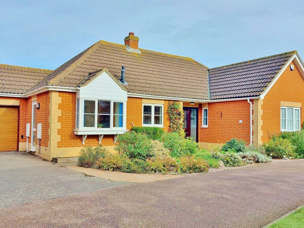 3 bed detached bungalow for sale in Bloom Close, FrintonOnSea CO13, £