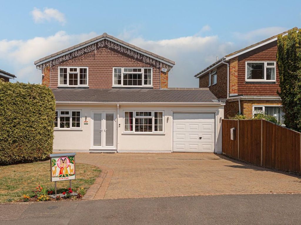 5 bed detached house for sale in High Beeches, Banstead SM7, £799,950