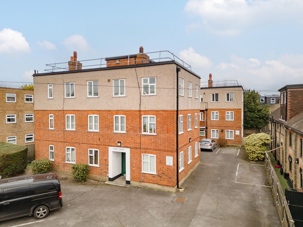 2 bed flat for sale in Montague Road, Wimbledon, London SW19, £400,000