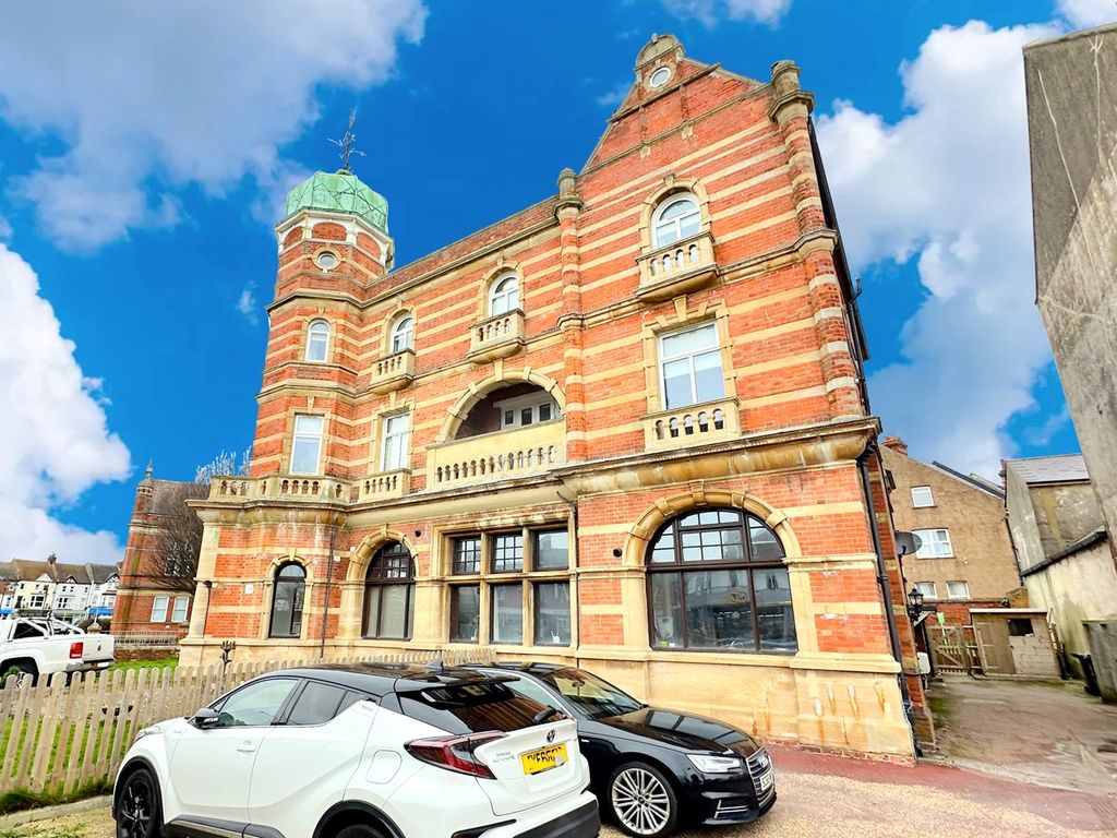 2 bed flat to rent in Buckhurst Road, BexhillOnSea TN40, £995 pcm