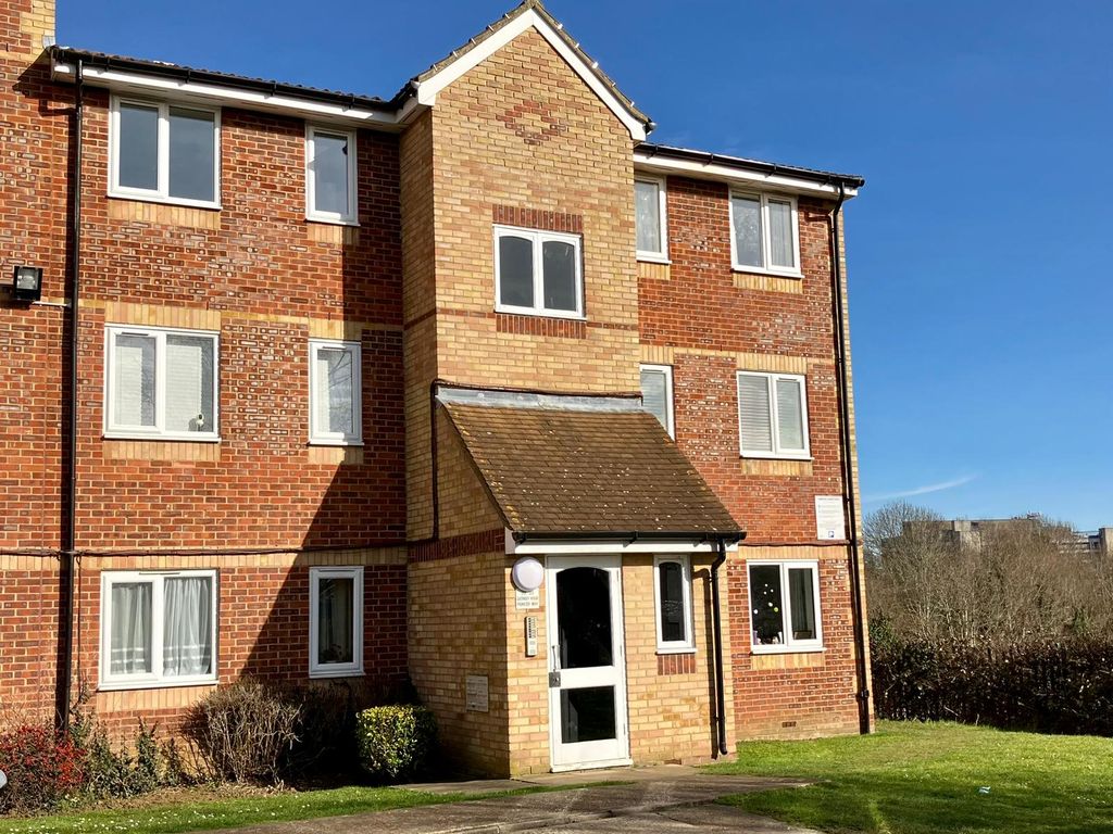 1 bed flat for sale in Pioneer Way, Watford WD18, £215,000 Zoopla