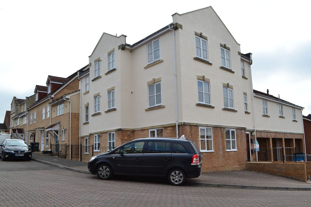 2 bed flat to rent in Ermine Street, Yeovil BA21, £795 pcm Zoopla