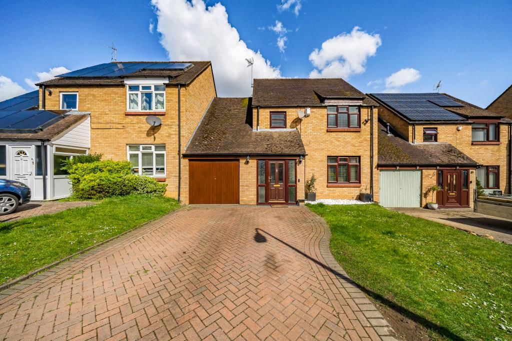 4 bed linkdetached house for sale in Millers Grove, Calcot, Reading