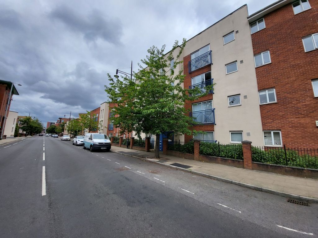 3 bed flat for sale in Stretford Road, Hulme, Manchester. 4Ay. M15, £