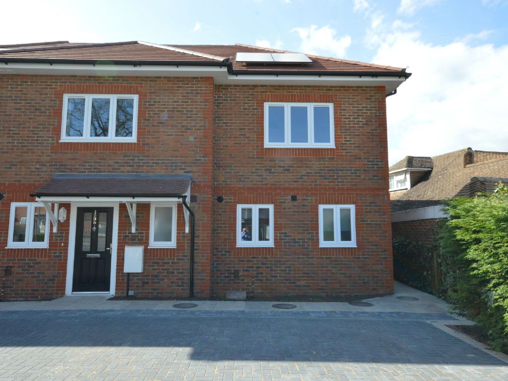 2 bed terraced house to rent in Leatherhead Road, Chessington, Surrey