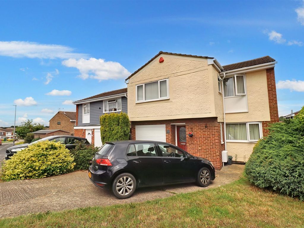 4 bed detached house for sale in Mountbatten Road, Braintree CM7, £