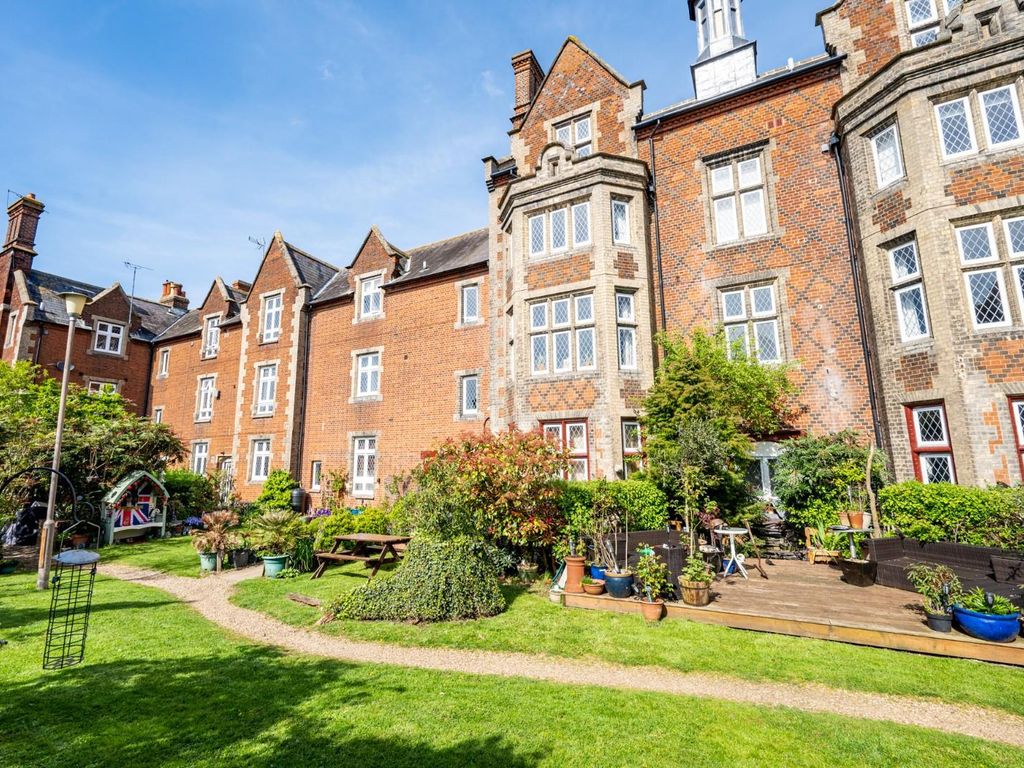 2 bed flat to rent in Buckingham Court, The Close, Dunmow CM6, £1,000