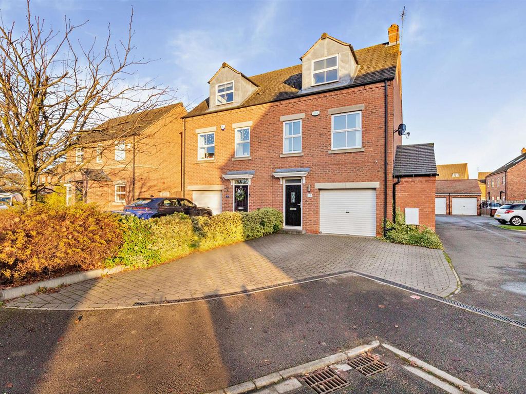 4 bed semidetached house for sale in Whitley Farm Close, Whitley