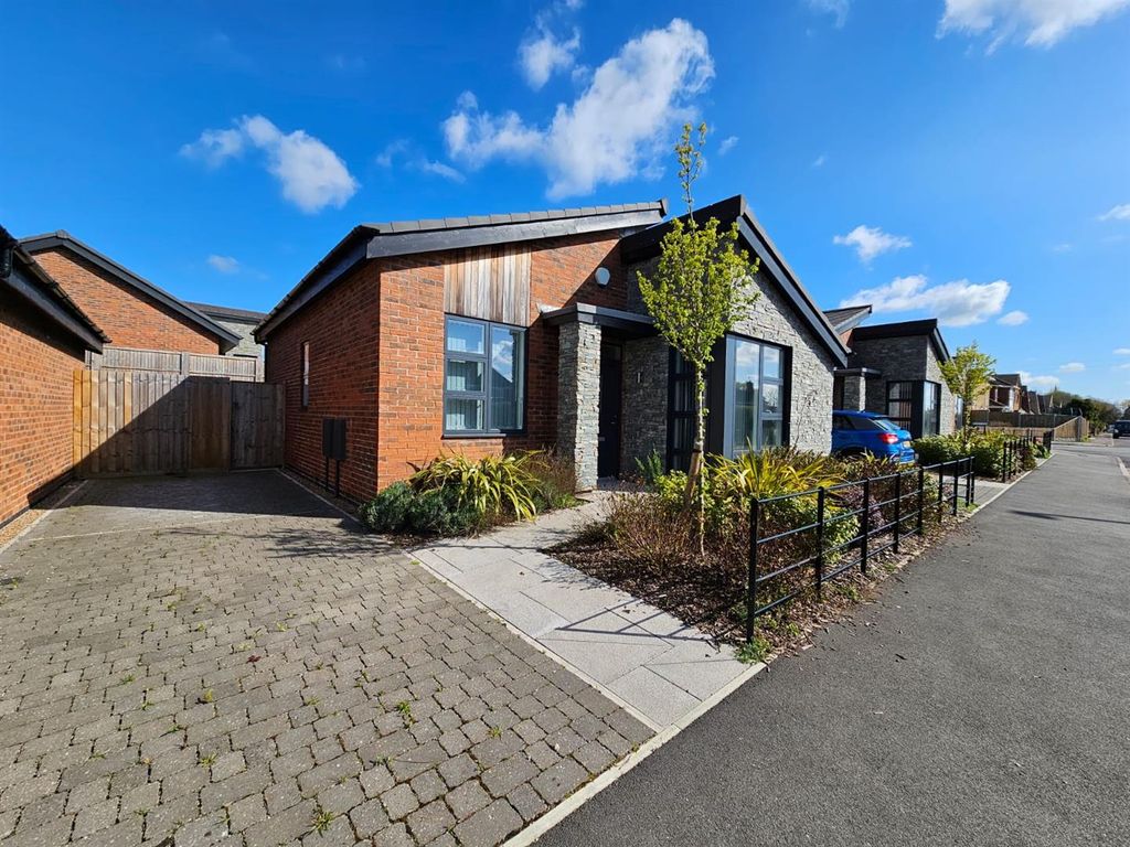 2 bed detached bungalow for sale in Mansfield Road, Edwinstowe