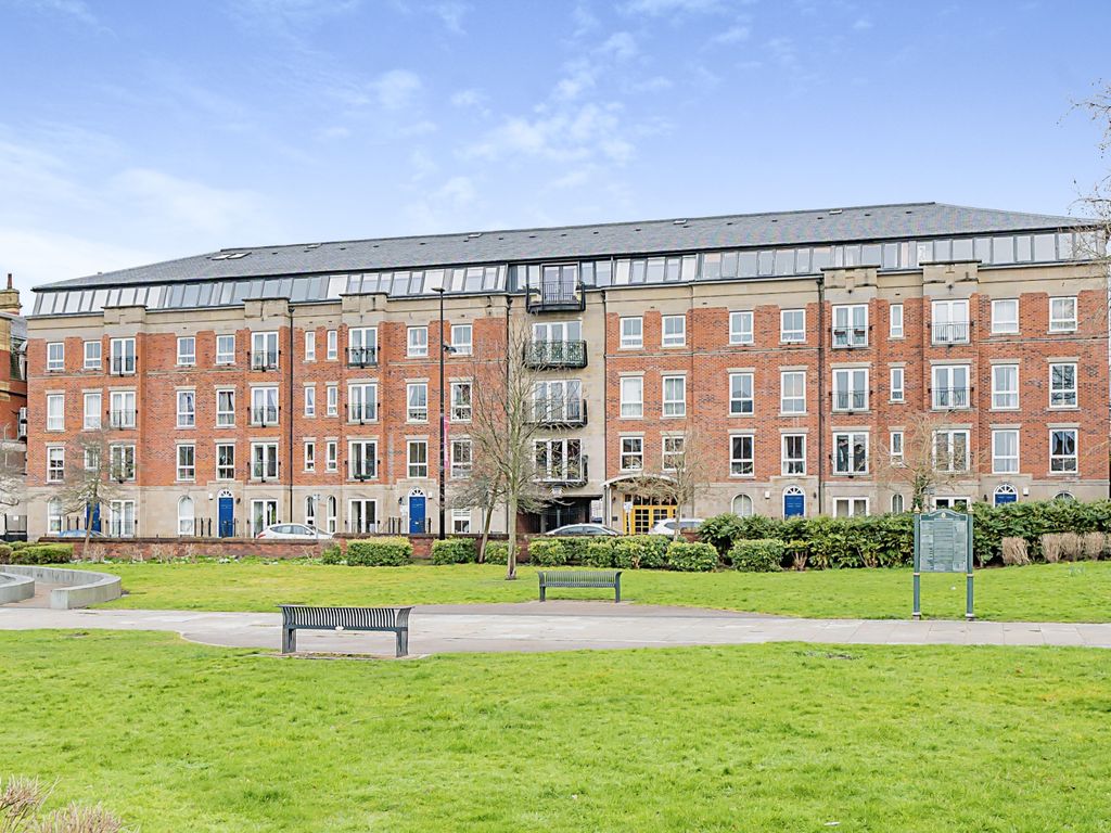 2 bed flat for sale in Knightsbridge Court, Palmyra Square North