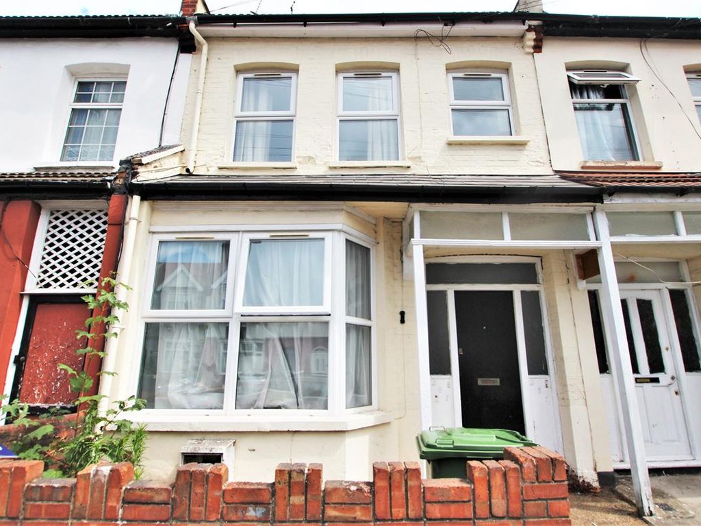 1 bed flat to rent in Dersingham Avenue, London E12, £1,300 pcm Zoopla