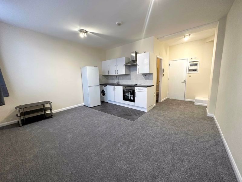 1 bed flat to rent in High Street, Slough SL1, £900 pcm Zoopla