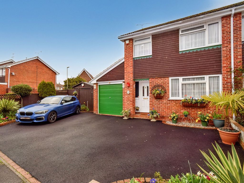 3 bed semidetached house for sale in Itchen Avenue, SO50