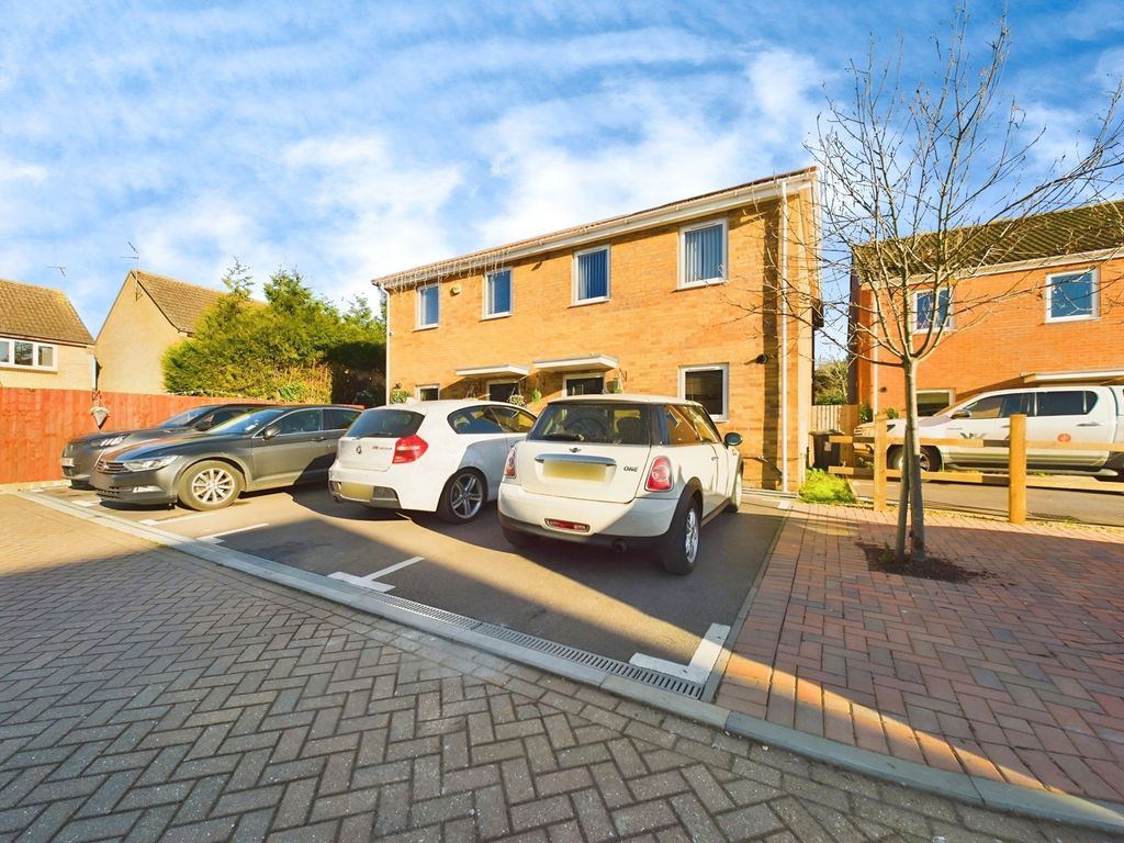 4 bed semidetached house for sale in Albion Close, Woodston PE2, £