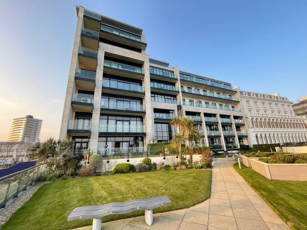 3 bed flat to rent in Cliff Road, The Hoe, Plymouth PL1, £1,700 pcm