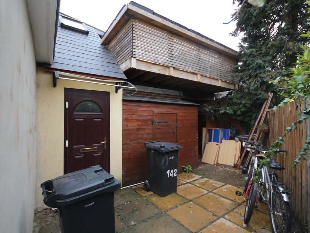 2 bed flat to rent in Charminster Road, Bournemouth BH8, £1,075 pcm