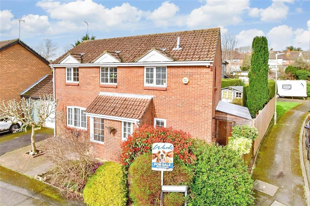 4 bed semidetached house for sale in Broadhurst Drive, Kennington