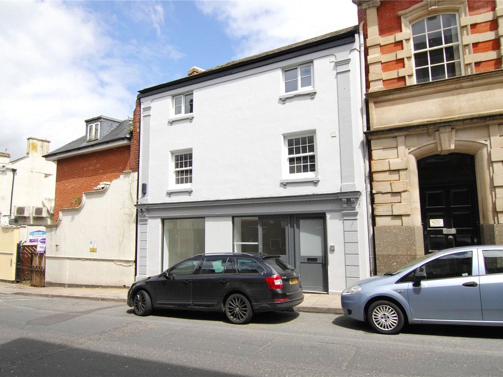 2 bed flat to rent in Russell Street, Stroud, Gloucestershire GL5, £795