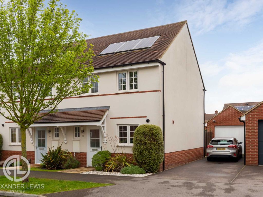 3 bed semidetached house for sale in Ashfield Drive, Letchworth Garden