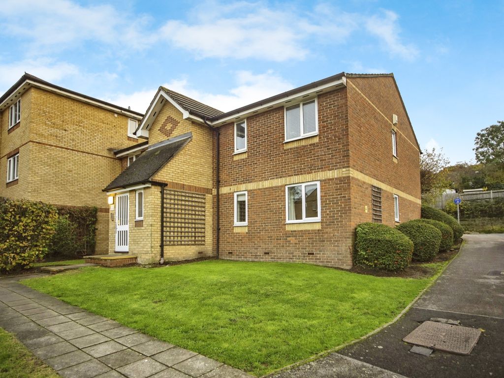 2 bed flat for sale in Shortlands Close, Belvedere DA17, £250,000 Zoopla