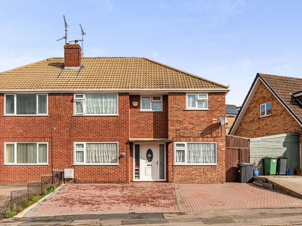 5 bed semidetached house for sale in Bodiam Avenue, Tuffley