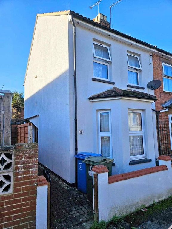 3 bed semidetached house for sale in Vine Street, Aldershot GU11, £