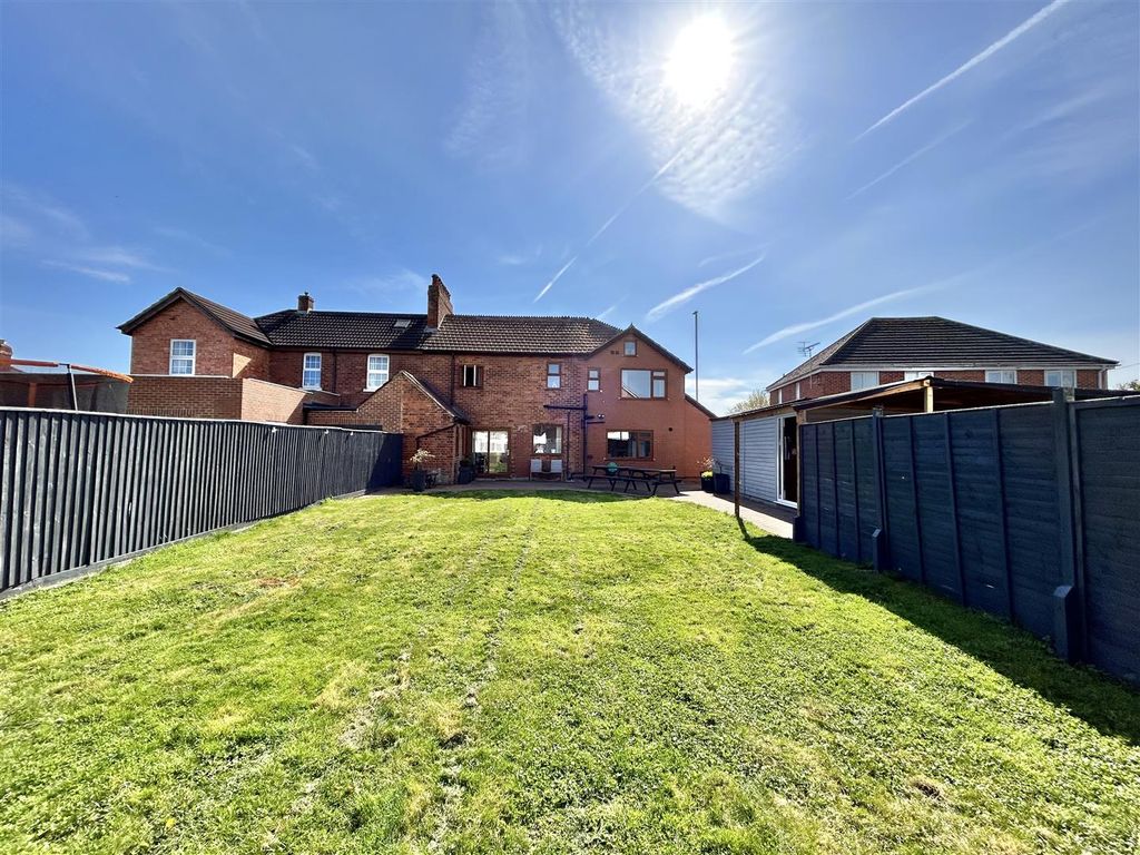 5 bed semidetached house for sale in Bristol Road, Quedgeley
