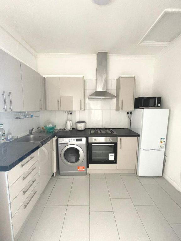 2 bed flat to rent in Meads Lane, Seven Kings, Ilford IG3, £1,500 pcm