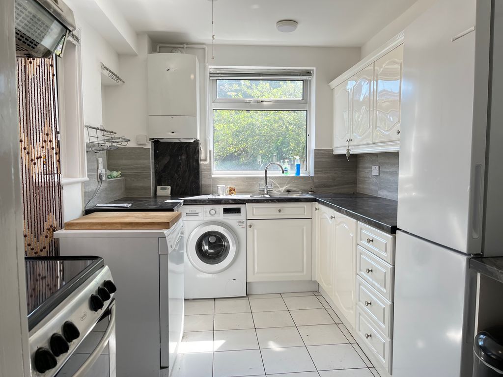 2 bed terraced house to rent in Percival Road, Bush Hill Park Enfield