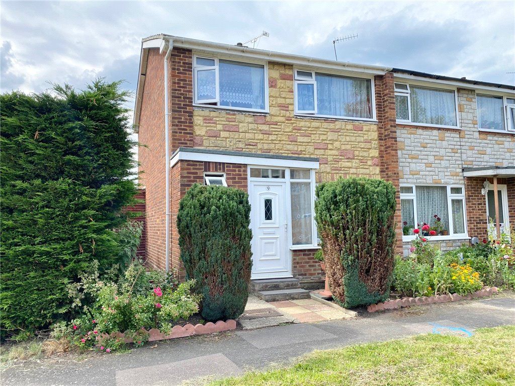 3 bed end terrace house for sale in Orwell Close, Farnborough