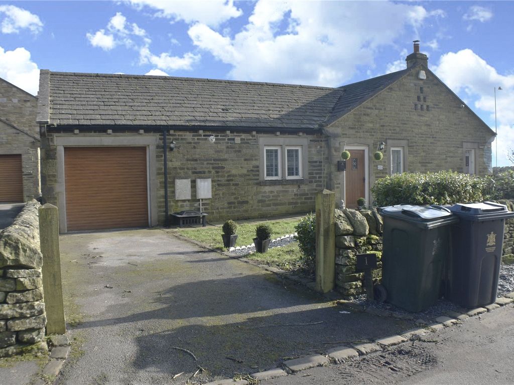 3 bed bungalow to rent in Denholme House Farm Drive, Denholme, Bradford
