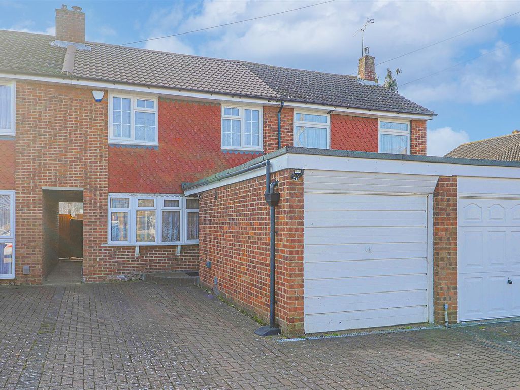 3 bed terraced house to rent in Southmead Crescent, Cheshunt, Waltham