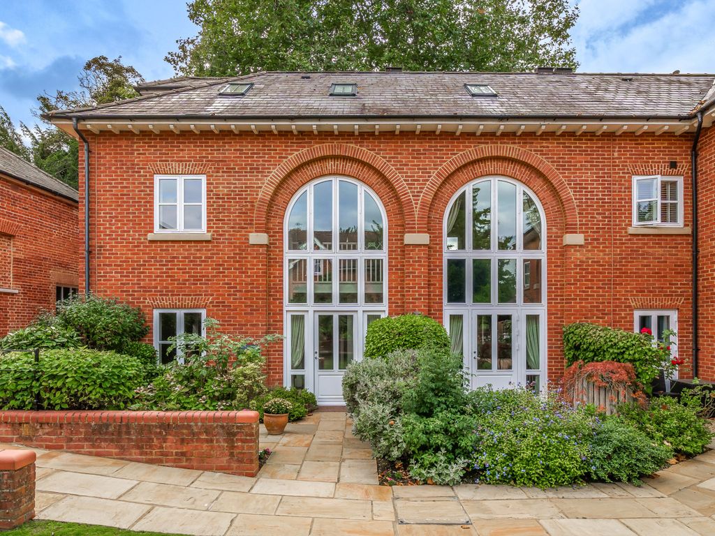 3 bed end terrace house for sale in Cobham Park, Cobham KT11, £795,000