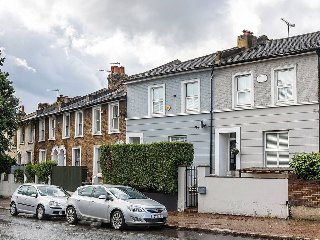 3 bed property to rent in Merton Road, Wandsworth, London SW18, £2,900
