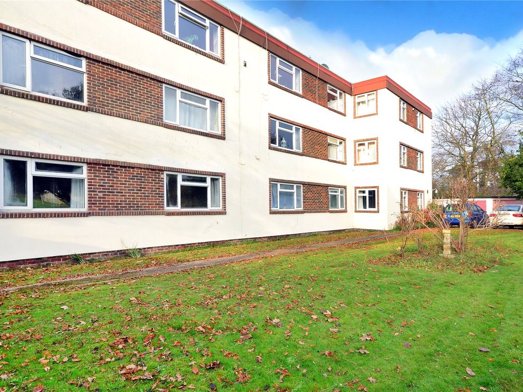 2 bed flat for sale in Moat Road, East Grinstead, West Sussex RH19, £