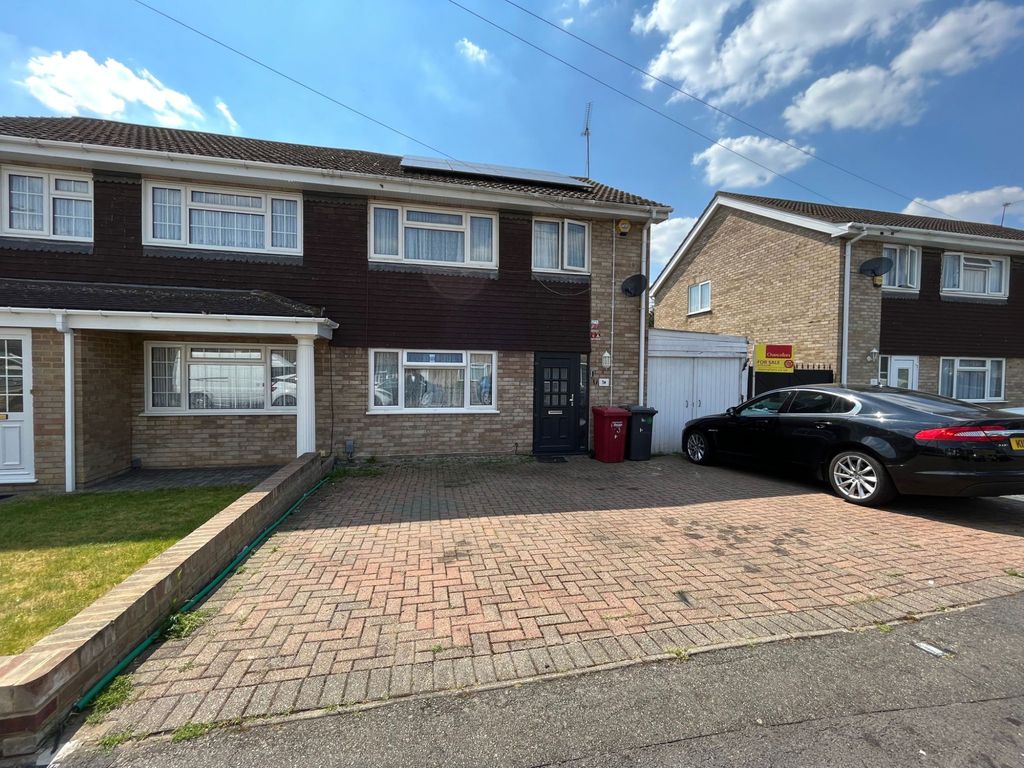 4 bed semidetached house for sale in Birch Grove, Slough, Berkshire