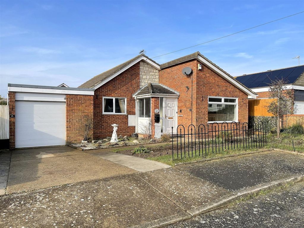 3 bed detached bungalow for sale in Grampian Way, Oulton, Lowestoft