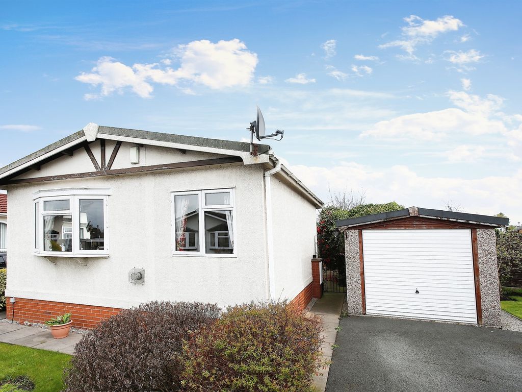 2 bed mobile/park home for sale in The Coppice, Wincham, Northwich CW9
