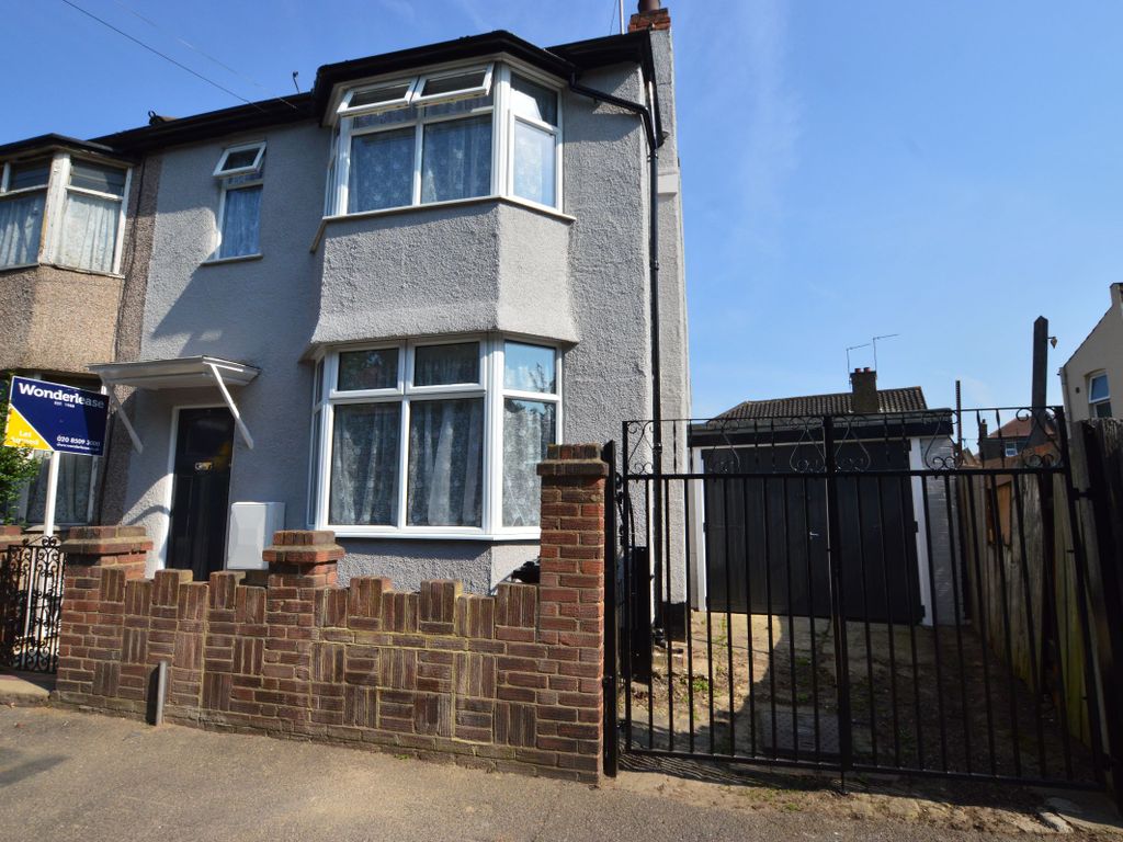 3 bed end terrace house to rent in Parkstone Road, London E17, £2,200