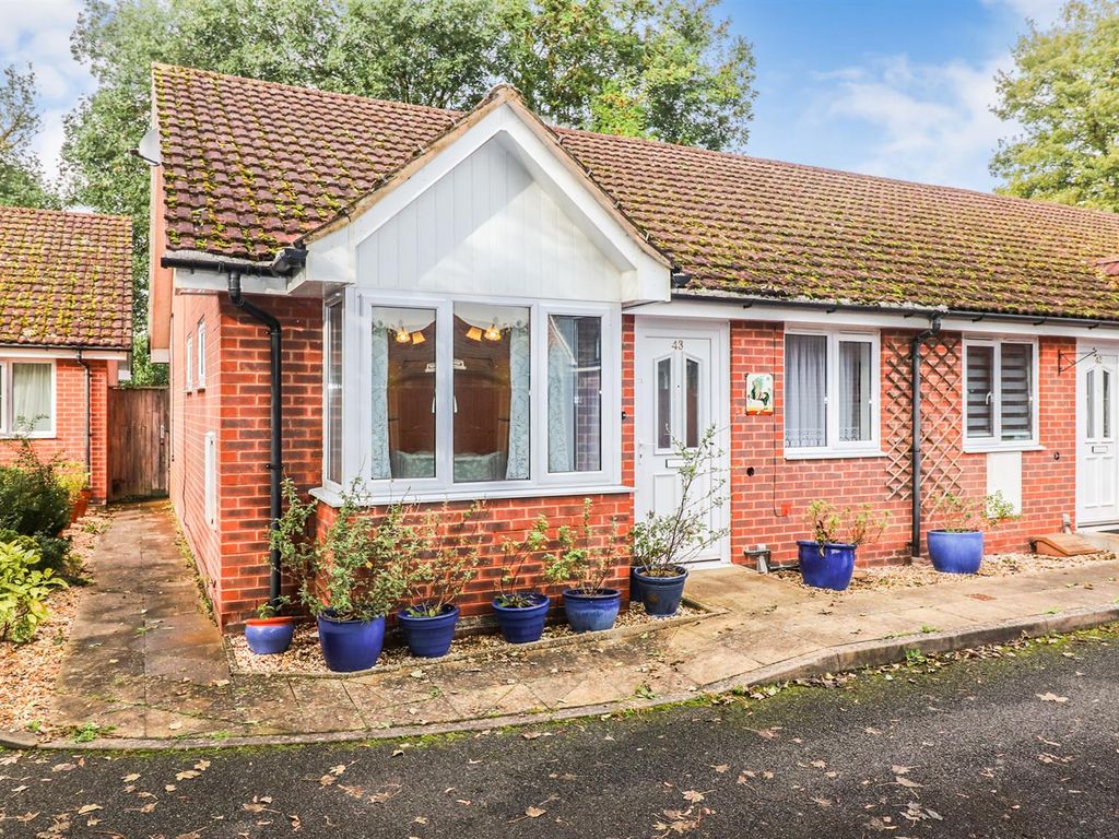 2 bed semidetached bungalow for sale in Beresford Gardens, Oswestry