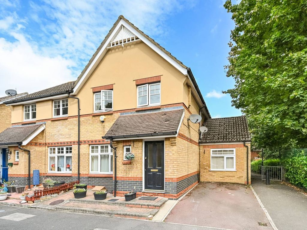 4 bed semidetached house for sale in Avondale Gardens, Hounslow TW4