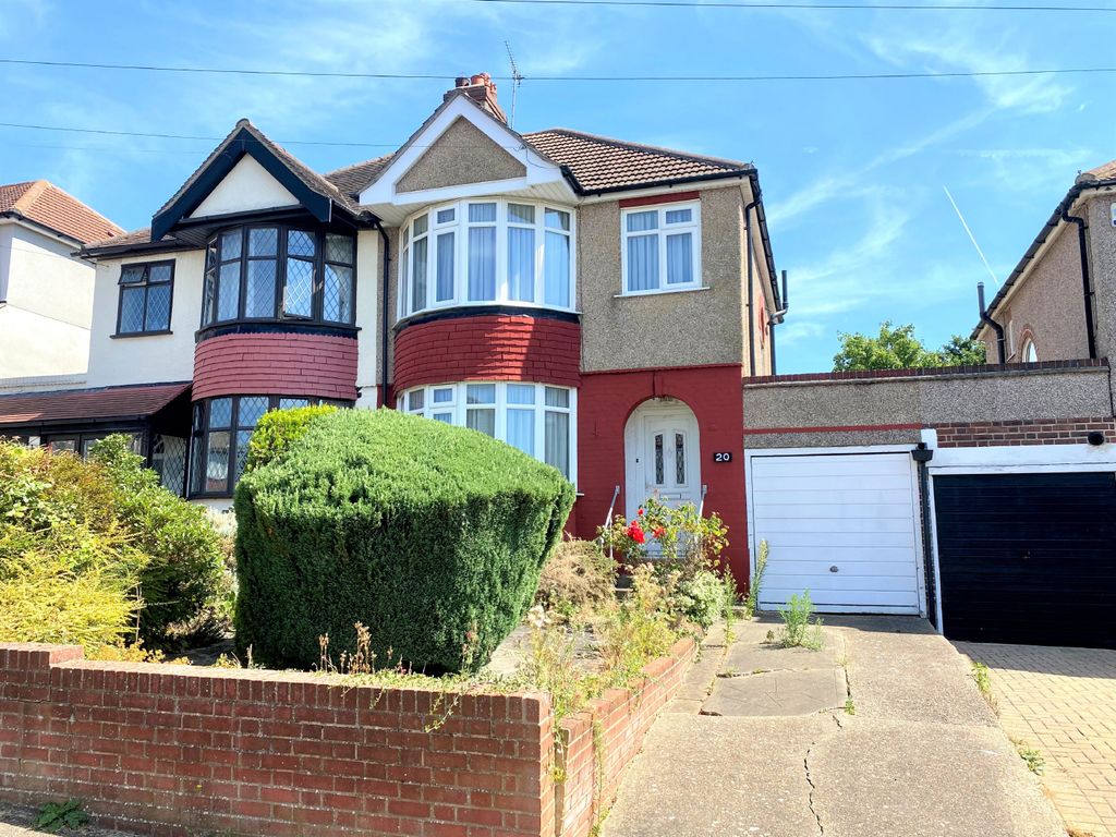 3 bed semidetached house for sale in Blenheim Gardens, Aveley, South