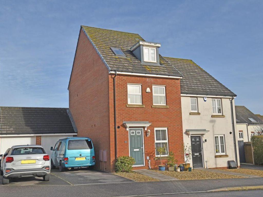 3 bed semidetached house for sale in Swallow Way, Cullompton EX15, £