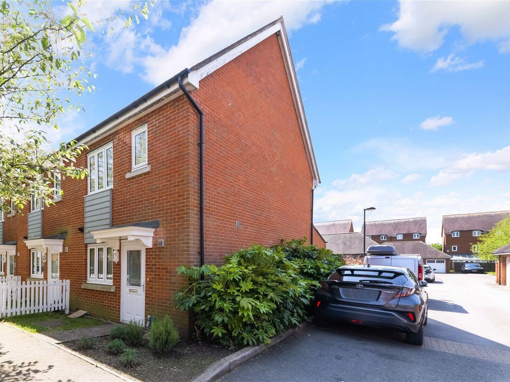 2 bed end terrace house for sale in The Moors, Redhill RH1, £400,000