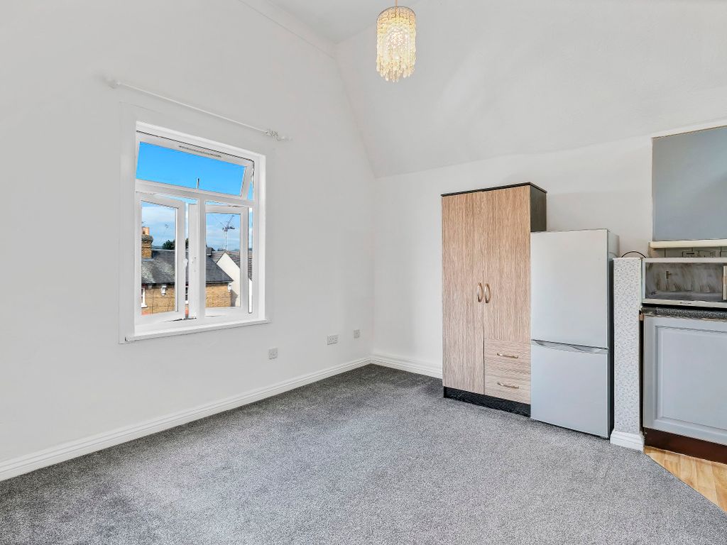 Studio to rent in Flat, Hencroft Street South, Slough SL1 Zoopla