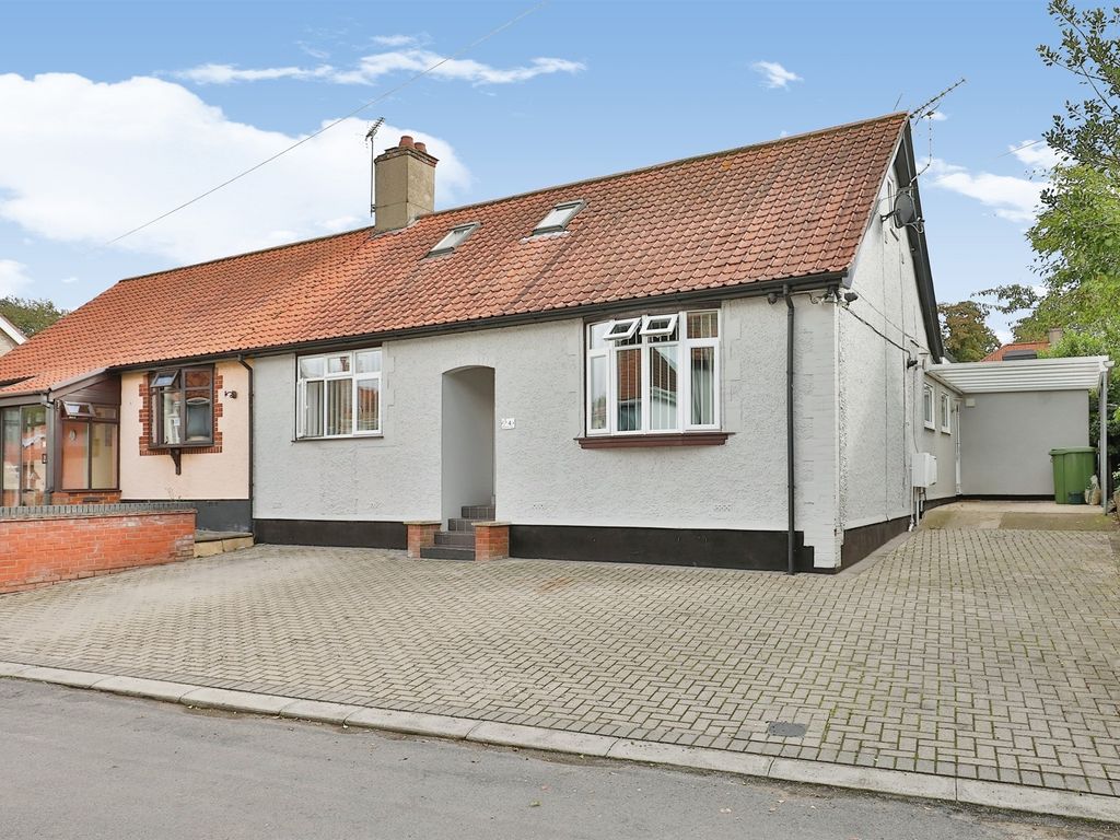 3 bed semidetached bungalow for sale in Riverside Close, Hellesdon